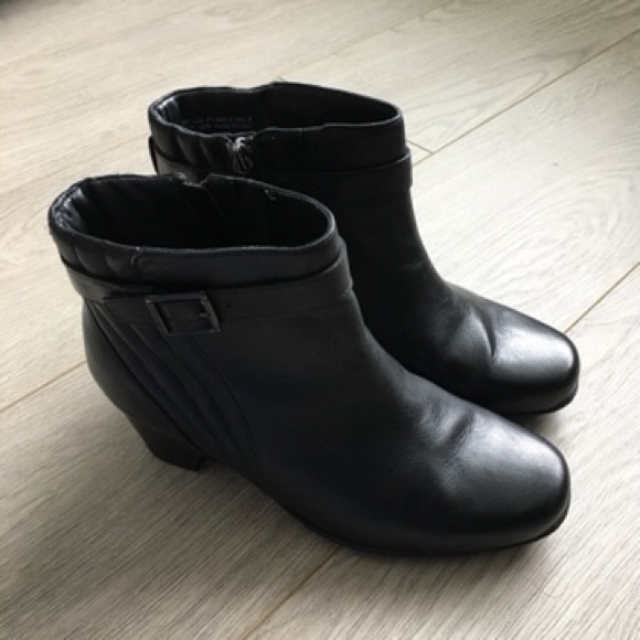 Clarks Women Ankle Boots EUC - Picture 3 of 6